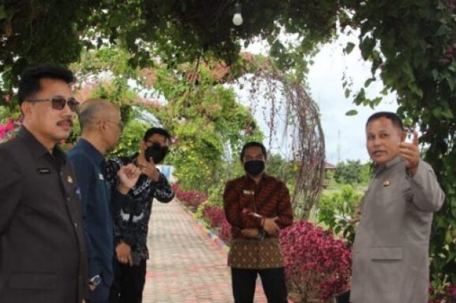 Bupati Nanang, perkenalkan perpustakaan dan kebun Edukasi kepada kepala ombudsmen RI perwakilan prov Lampung