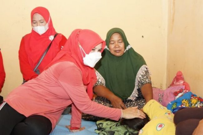 Winarni Beri Bantuan Warganya Yang Membutuhkan Di Kecamatan Palas