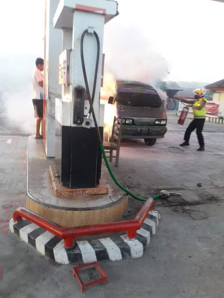 Sebuah minibus mengalami kebakaran, saat mengisi bahan bakar