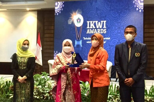 Winarni Nanang Ermanto Kembali Terima Penghargaan Kaliini Dari IKWI Award 2022