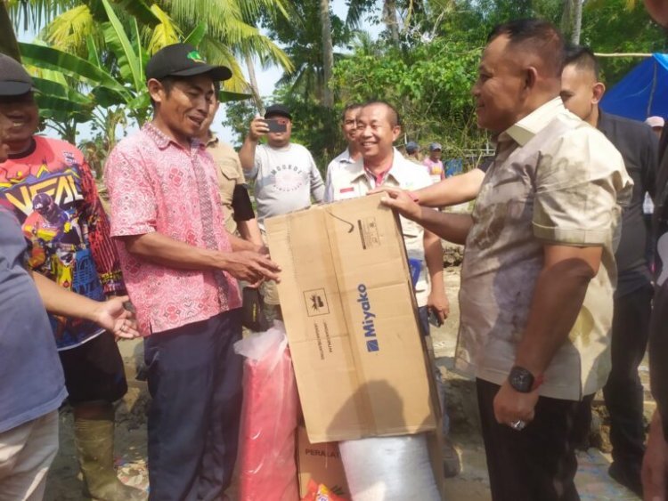 Bupati Nanang Ermanto Berikan Bantuan Bedah Rumah Kepada Warga Desa Way Sidomukti