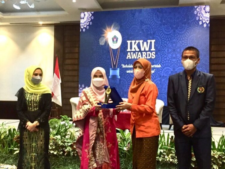 Winarni Nanang Ermanto Kembali Terima Penghargaan Kaliini Dari IKWI Award 2022