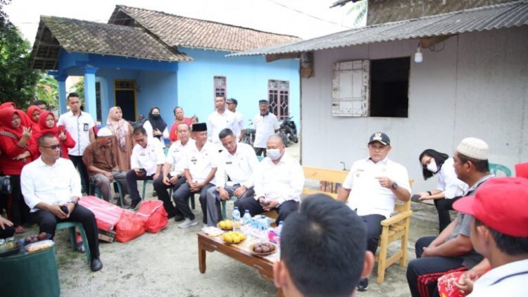 Bupati Nanang bedah rumah tidak layak huni