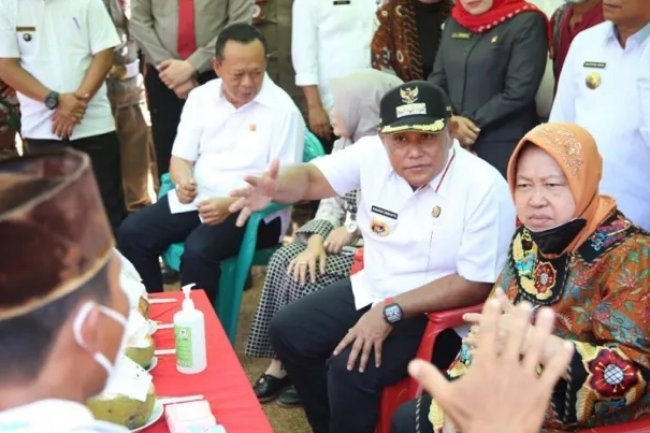 Bupati Lamsel Nanang Dampingi Mensos Tri Rismaharini Serahkan Bantuan untuk Korban Banjir
