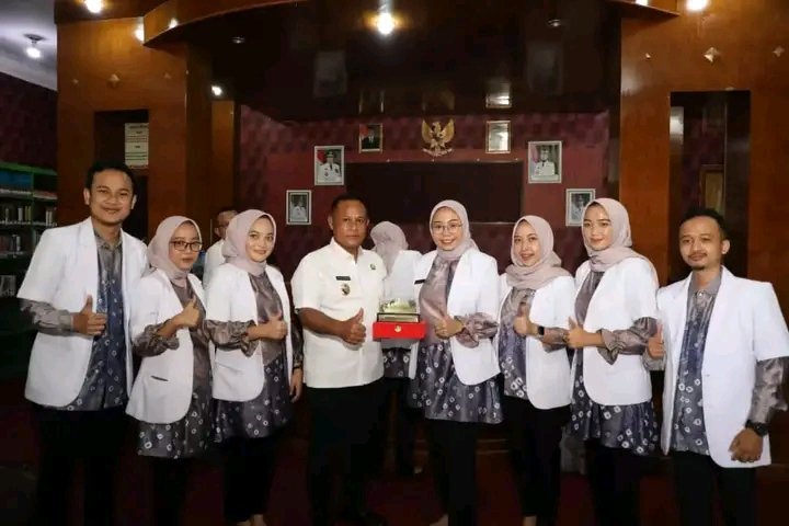Bupati Lamsel Nanang Ermanto Lepas 12 Dokter Internship Usai Melaksanakan Tugas