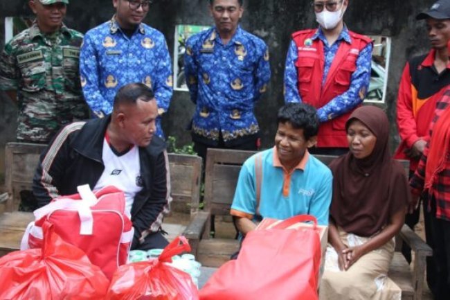 Tuntaskan Kemiskinan  di Lamsel, Bupati Nanang Berikan Bantuan Bedah Rumah 