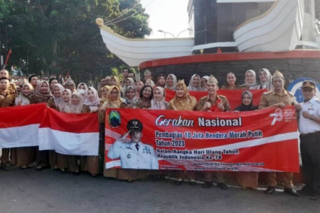Pemkab Lamsel  Bagi-bagi Bendera Merah Putih di Tugu Adipura