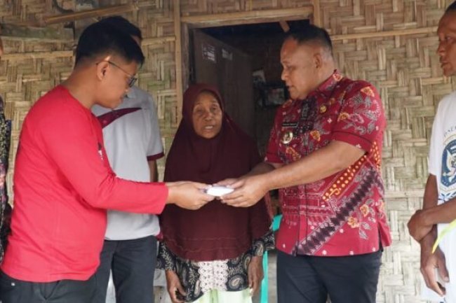 Tekan Rumah Tak Layak Huni, Bupati Nanang Kembali Serahkan Bantuan Bedah Rumah di Desa Munjuk Sampurna dan Desa Canggu