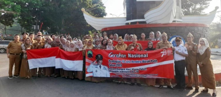 Pemkab Lamsel Bagi-bagi Bendera Merah Putih di Tugu Adipura