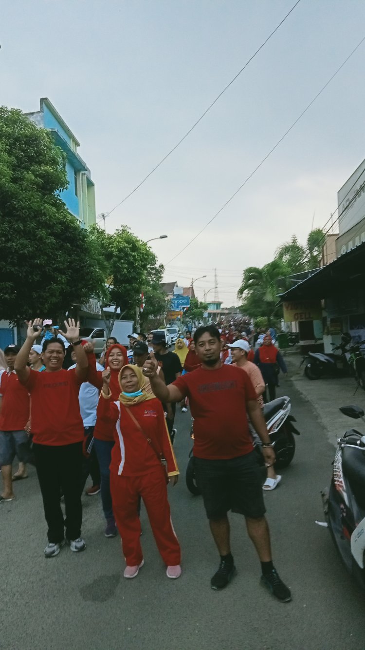 Menyambut HUT RI Ke-78, Warga lingkungan 06 Sukajaya Ikuti Jalan Sehat