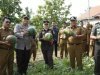 Bupati Lampung Selatan Bersama Forkompimda Tanam Bawang Sekaligus Panen Semangka di Kebun Edukasi