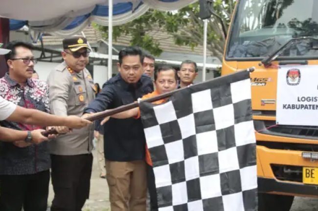 Sekda Lampung Selatan Hadiri Pelepasan Distribusi Logistik Pemilu 2024 ke Tingkat Kecamatan