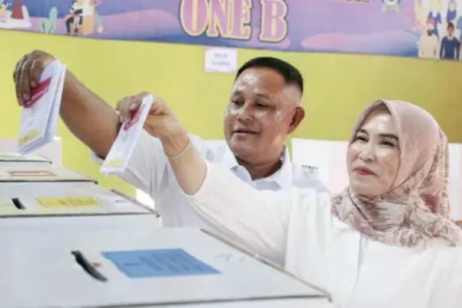 Nanang Ermanto dan Istri Nyoblos di TPS 001 Desa Way Galih, Pesan Jangan Golput