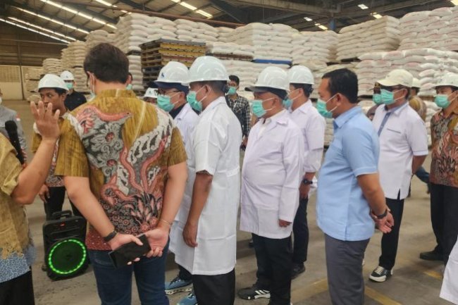 Wakil Ketua DPRD Lamsel Agus Sartono Dampingi Mendag Tinjau PT Charoen Pokphand Feedmill